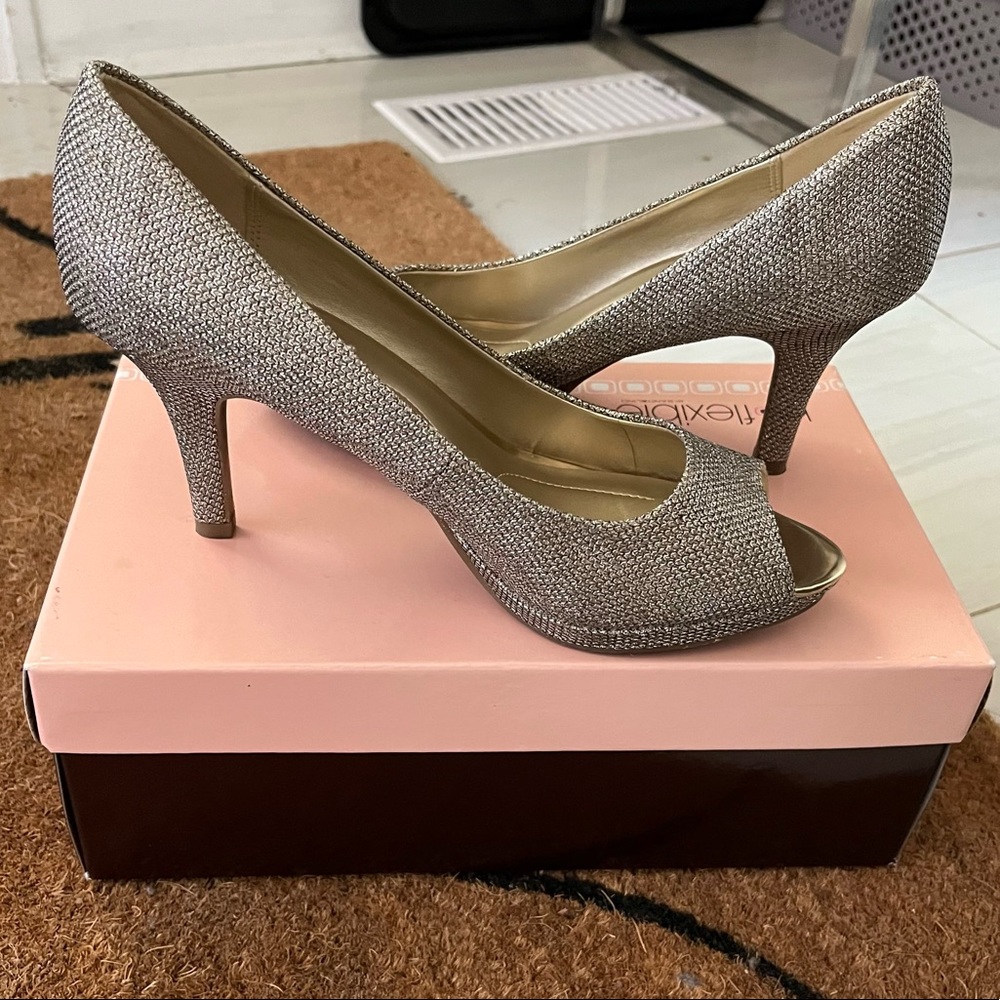 Bandolino B Flexible Gold/Silver Glitter Open Toe Heels in size US 7.5